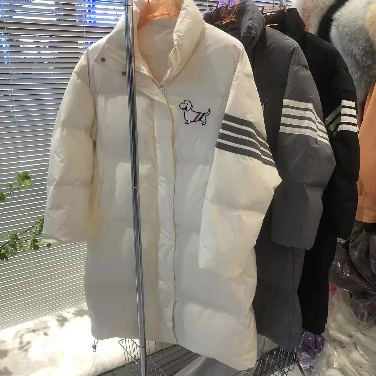 TB Down Jackets 23ss Winter Fashion Brand Men's Coats Classic Down-Filled Stripes Cute puppy Embroidery Casual Overcoats 
TB Down Jackets 23ss Winter Fashion Brand Men's Coats Classic Down-Filled Stripes Cute puppy Embroidery Casual Overcoats