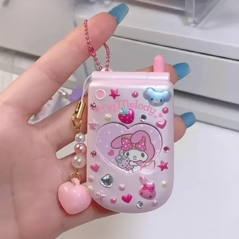Симпатичная модель телефона-раскладушки Sanrio Hello Kitty Kuromi моя леди самодельная наклейка игрушка косплей реквизит девочка сердце кавайная Харадзюку для детей подарок
Симпатичная модель телефона-раскладушки Sanrio Hello Kitty Kuromi моя леди самодельная наклейка игрушка косплей реквизит девочка сердце кавайная Харадзюку для детей подарок