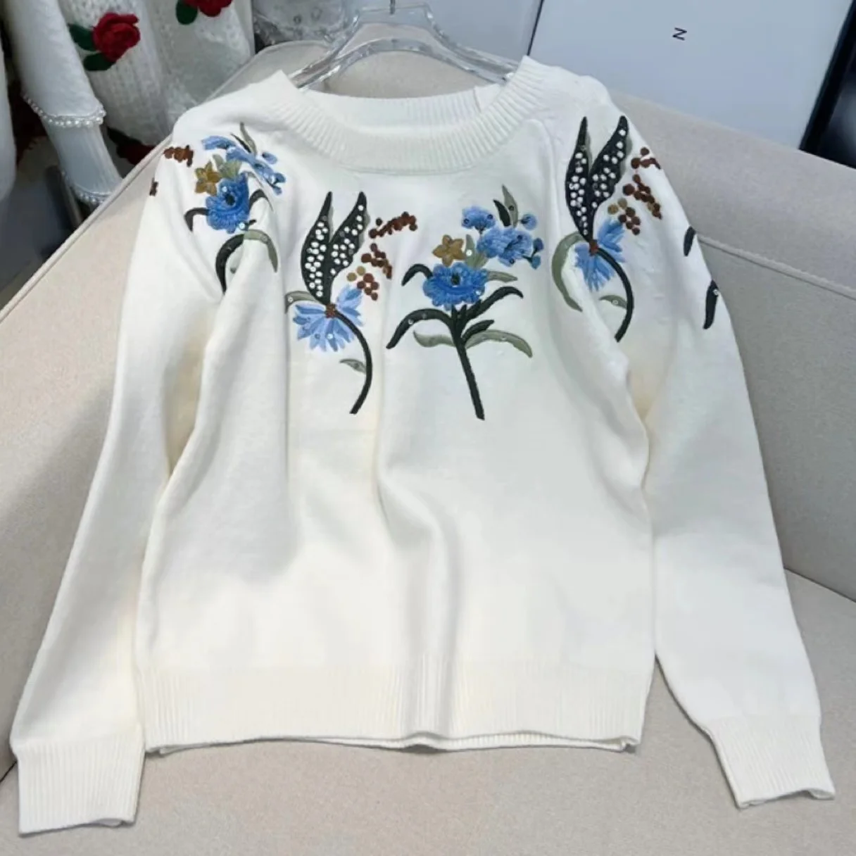 High Quality European Luxury Style Sweaters for Women Autumn Winter 2023 Wool Blend Fashion Embroidered Knitted Pullover Sweater
High Quality European Luxury Style Sweaters for Women Autumn Winter 2023 Wool Blend Fashion Embroidered Knitted Pullover Sweater