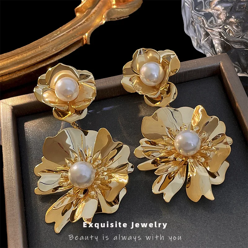 European and American Women's Personalized Metal Copper Inlaid Pearl Flower Earrings Exaggerated Earrings
European and American Women's Personalized Metal Copper Inlaid Pearl Flower Earrings Exaggerated Earrings