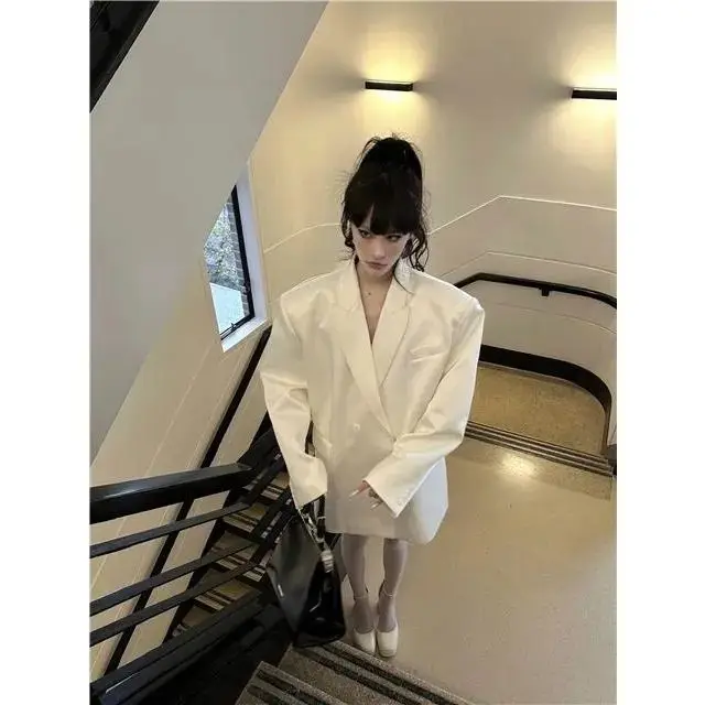 Fashionable All-match White Women Suit Jacket 2023 Spring and Autumn Glossy Temperament Casual Wide Version Loose Suit Blazer
Fashionable All-match White Women Suit Jacket 2023 Spring and Autumn Glossy Temperament Casual Wide Version Loose Suit Blazer