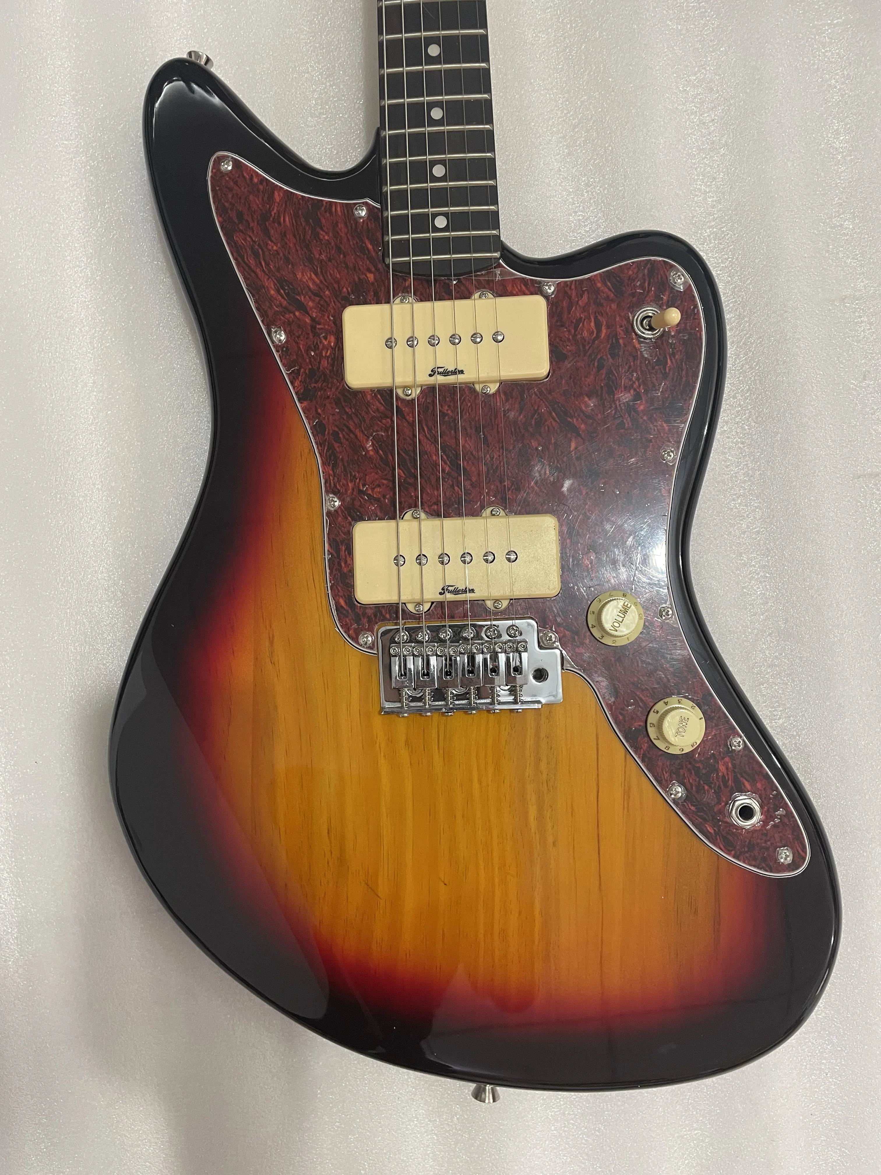 Stock customized classic 6 strings electric guitar, jag body, rosewood fingerboard maple neck, sunset colour, fast ship
Stock customized classic 6 strings electric guitar, jag body, rosewood fingerboard maple neck, sunset colour, fast ship