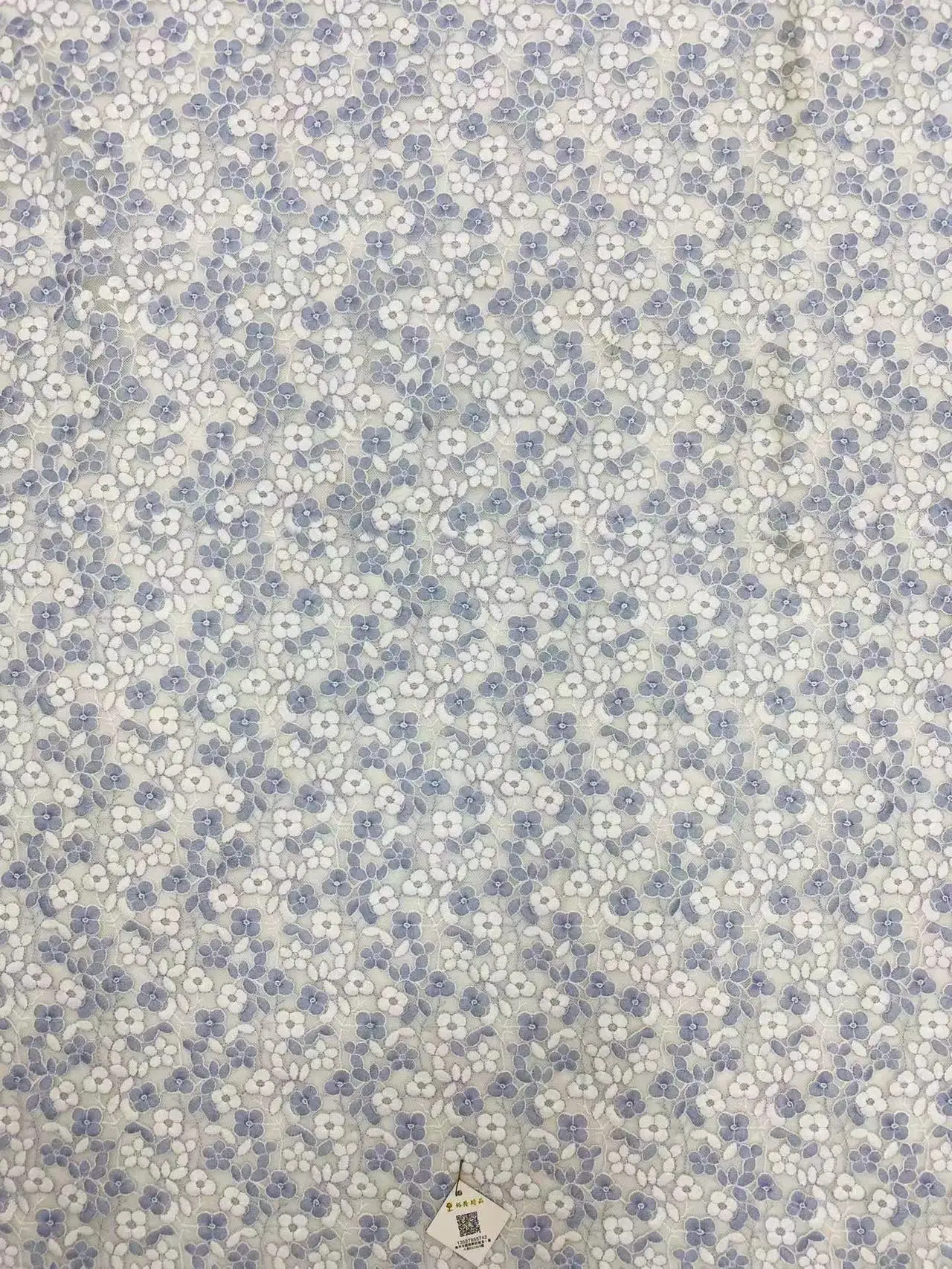 Вышитые кружева в стиле сладкого кремового цвета с небольшими цветами и растениями
Вышитые кружева в стиле сладкого кремового цвета с небольшими цветами и растениями