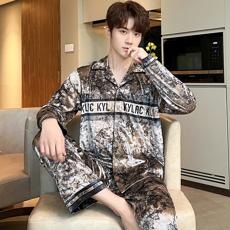 Gold velvet pajamas men's autumn and winter new thickened warm loose cardigan small lapel men's large size home service suit
Gold velvet pajamas men's autumn and winter new thickened warm loose cardigan small lapel men's large size home service suit
