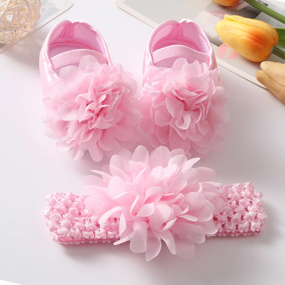 

Комплект для новорожденных малышей, пинетки и повязка на голову, розовые туфли с мягкой подошвой для маленьких девочек, Милая атласная обувь для малышей с шифоновым цветком