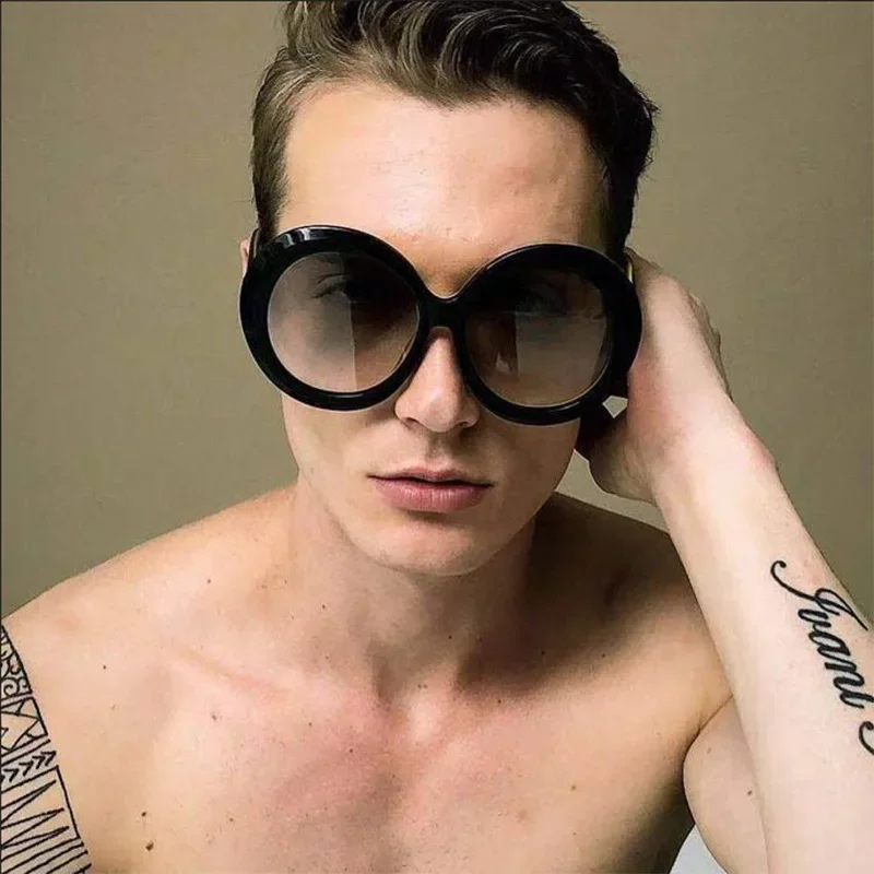 Wind Europe and the United States burst round large frame glasses classic flat mirror men and women retro frame fashion trend
Wind Europe and the United States burst round large frame glasses classic flat mirror men and women retro frame fashion trend