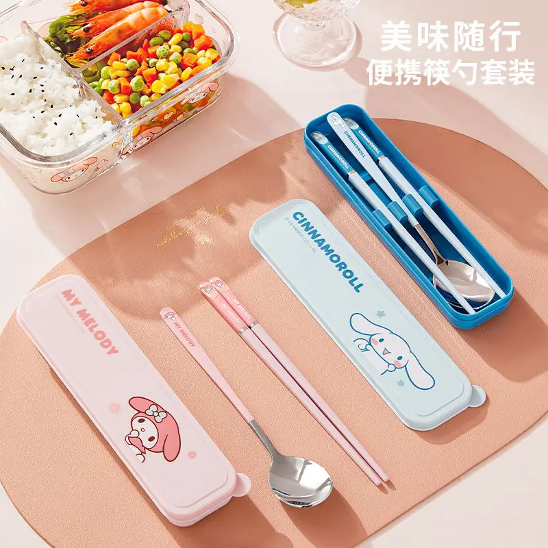 Набор столовых приборов Cinnamoroll Hello Kitty Sanrio, Мультяшные портативные палочки для еды из 2 предметов, ложка, плюшевые аниме игрушки для девушек, подарок
Набор столовых приборов Cinnamoroll Hello Kitty Sanrio, Мультяшные портативные палочки для еды из 2 предметов, ложка, плюшевые аниме игрушки для девушек, подарок