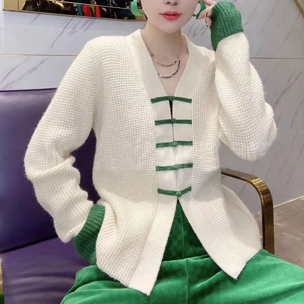 EBAIHUI Chinese Style Disc Buckle V-neck Women's Sweater Patchwork Ladies Knitwear Autumn Winter Loose Long Sleeved Cardigan
EBAIHUI Chinese Style Disc Buckle V-neck Women's Sweater Patchwork Ladies Knitwear Autumn Winter Loose Long Sleeved Cardigan