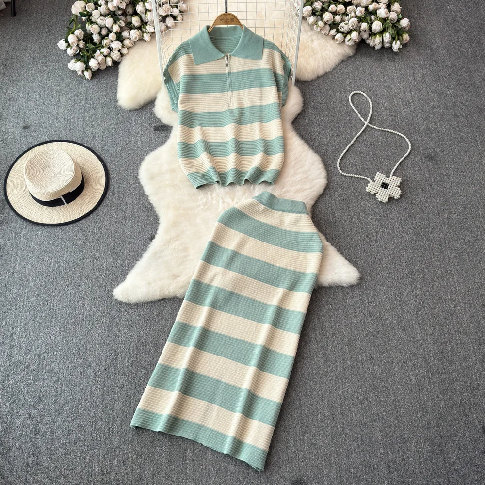 Женский комплект из двух предметов с юбкой, облегающий топ в полоску с отложным воротником и коротким рукавом, трикотажная юбка средней длины с запахом и высокой талией
Женский комплект из двух предметов с юбкой, облегающий топ в полоску с отложным воротником и коротким рукавом, трикотажная юбка средней длины с запахом и высокой талией