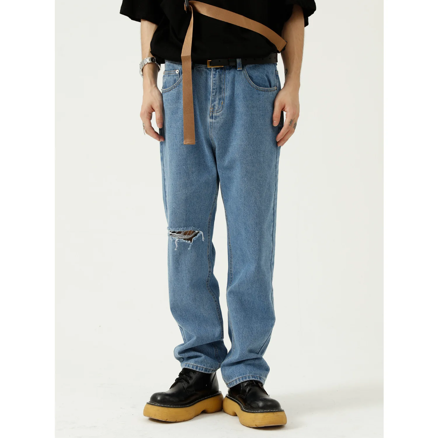 New High Quality Korean Hole Waist Straight Tube Slim Washing Casual Jeans Men Denim Pants
New High Quality Korean Hole Waist Straight Tube Slim Washing Casual Jeans Men Denim Pants