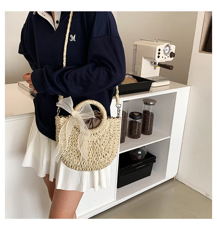 Sac à main paille et noeud en soie Sac à main paille et noeud en soie