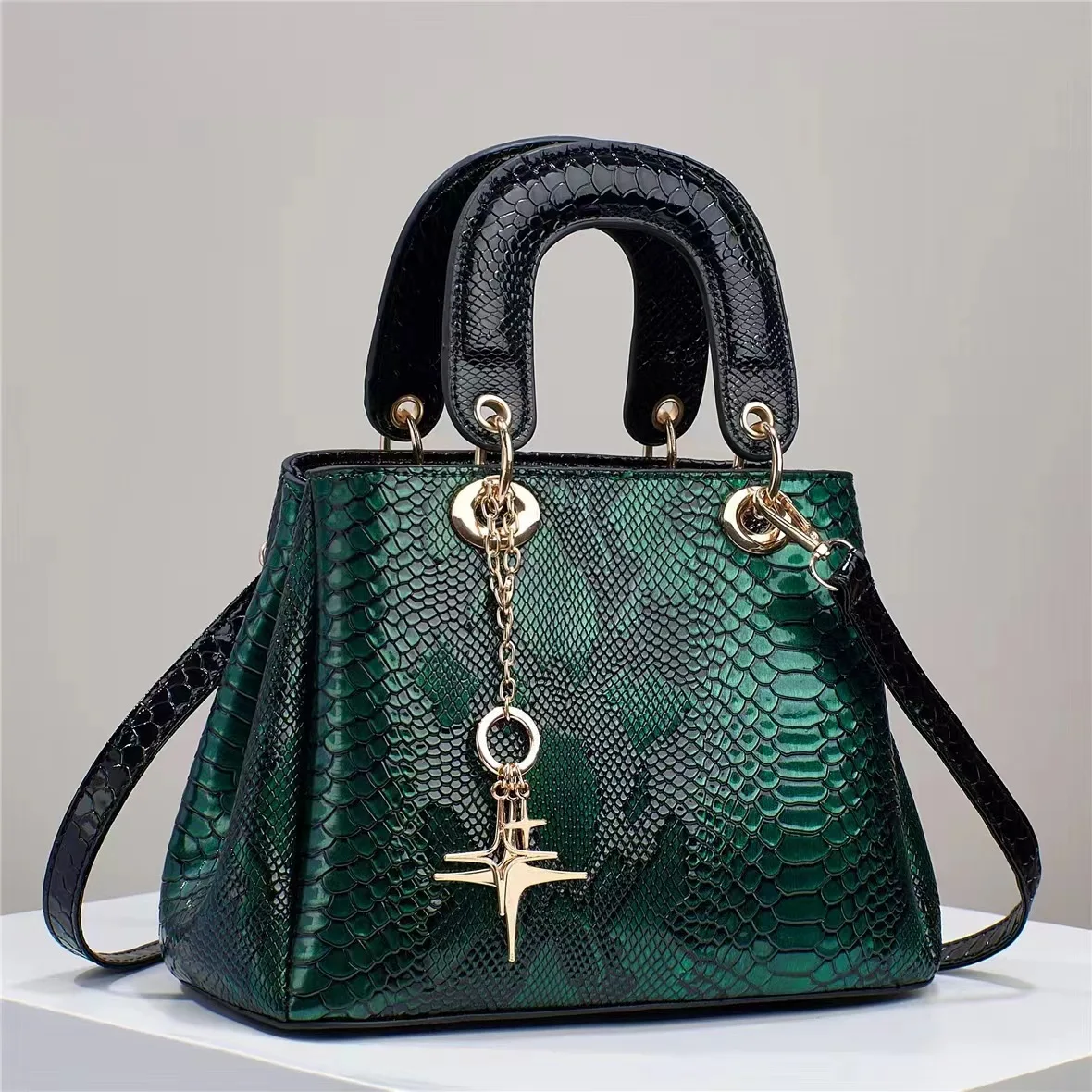 Portable Small Shoulder Bag for Women Retro Classic Style Crocodile Embossed Messenger Bag Casual Leather Tote Travel Handbags
Portable Small Shoulder Bag for Women Retro Classic Style Crocodile Embossed Messenger Bag Casual Leather Tote Travel Handbags