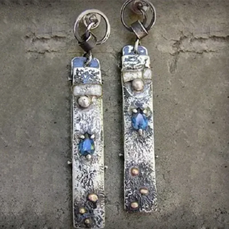 European and American tribal style pendant earrings Long blue stone handmade alloy personalized earrings 2023
European and American tribal style pendant earrings Long blue stone handmade alloy personalized earrings 2023