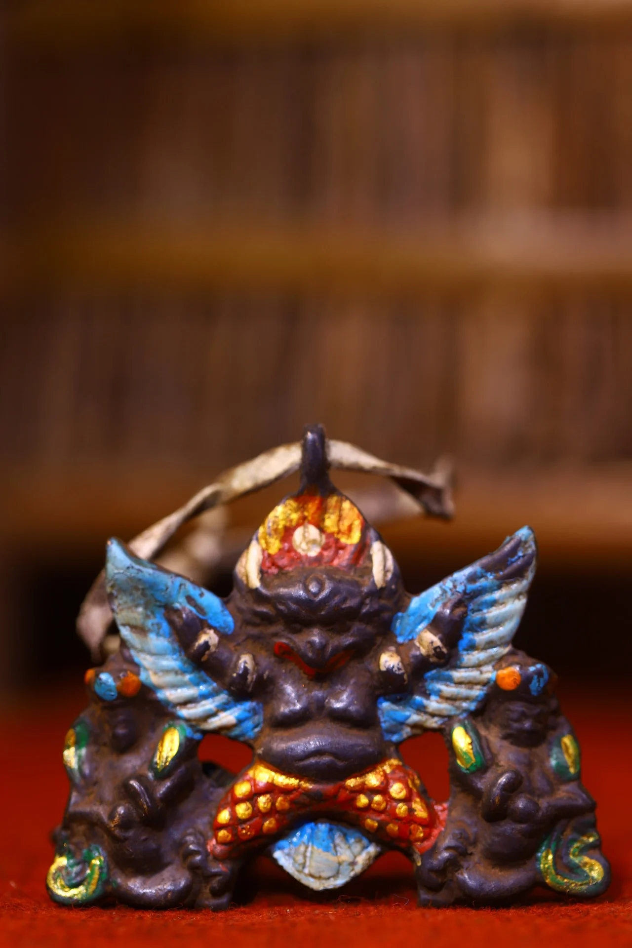 3"Tibetan Temple Collection Old Bronze Painted Cinnabar Garuda Dhwaja Buddha Card Pendant Amulet Town house Exorcism
3"Tibetan Temple Collection Old Bronze Painted Cinnabar Garuda Dhwaja Buddha Card Pendant Amulet Town house Exorcism