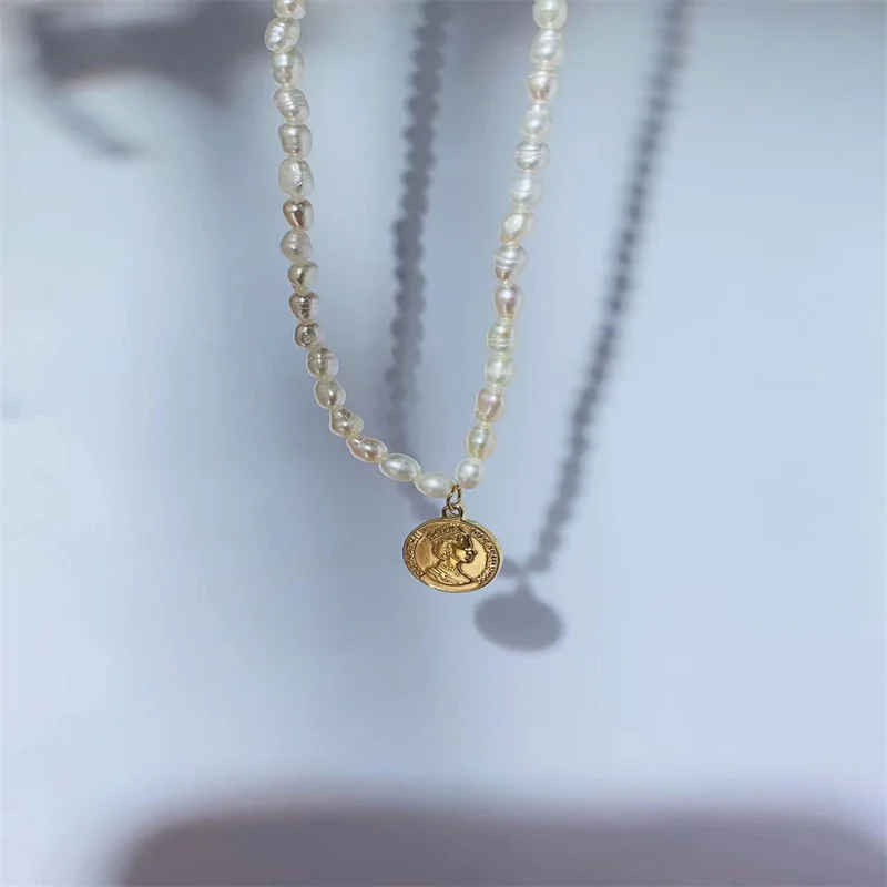 European and American simple blogger with the same net red beauty head coin natural freshwater pearl necklace queen head pendant
European and American simple blogger with the same net red beauty head coin natural freshwater pearl necklace queen head pendant