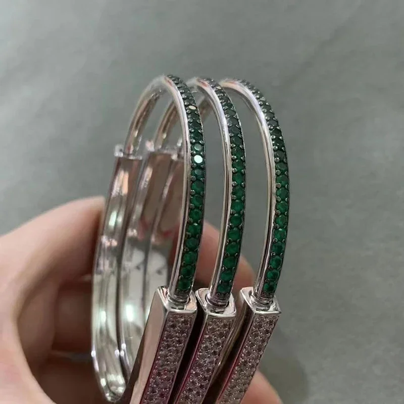 2023 New 925 Silver Lock Series Fashion Shiny Green and White Two-color Full Diamond Bracelet Wholesale Direct Sales
2023 New 925 Silver Lock Series Fashion Shiny Green and White Two-color Full Diamond Bracelet Wholesale Direct Sales