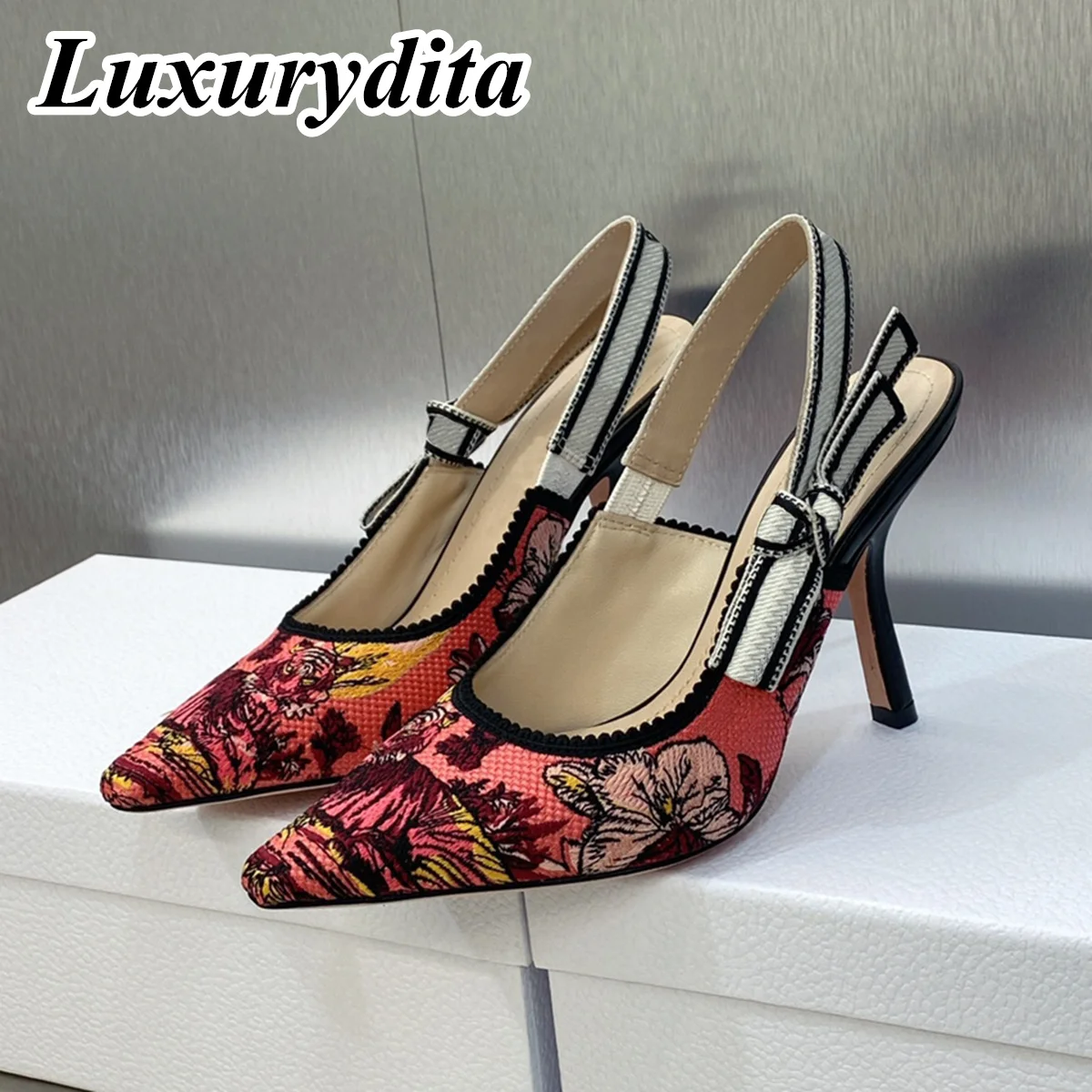 Роскошные женские сандалии LUXURYDITA на высоком каблуке, повседневные модные туфли с кружевом и вышивкой Muller на плоской подошве, дизайнерская шелковая кожаная обувь XY37
Роскошные женские сандалии LUXURYDITA на высоком каблуке, повседневные модные туфли с кружевом и вышивкой Muller на плоской подошве, дизайнерская шелковая кожаная обувь XY37