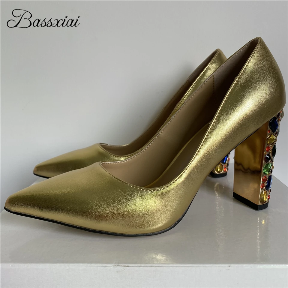 Женские туфли-лодочки из натуральной кожи на высоком каблуке со стразами
Женские туфли-лодочки из натуральной кожи на высоком каблуке со стразами