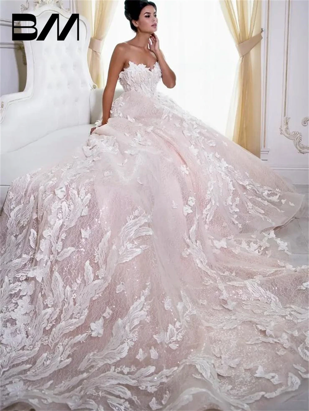 Romantic Pink Lining Tulle Wedding Dresses For Women With Lace Appliques Long Cathedral Train Strapless Bridal Gown
Romantic Pink Lining Tulle Wedding Dresses For Women With Lace Appliques Long Cathedral Train Strapless Bridal Gown
