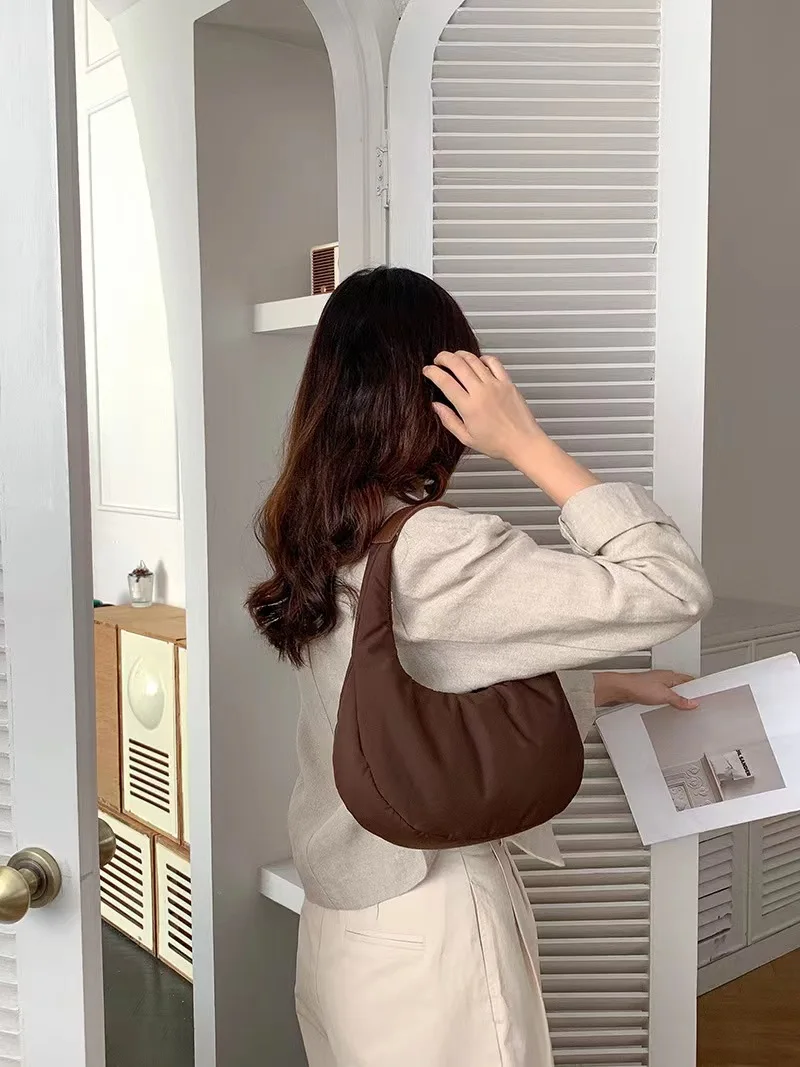 New Korean niche fashion versatile armpit bag retro soft handbag pleated semicircle crescent bag luxury bag tote bag
New Korean niche fashion versatile armpit bag retro soft handbag pleated semicircle crescent bag luxury bag tote bag