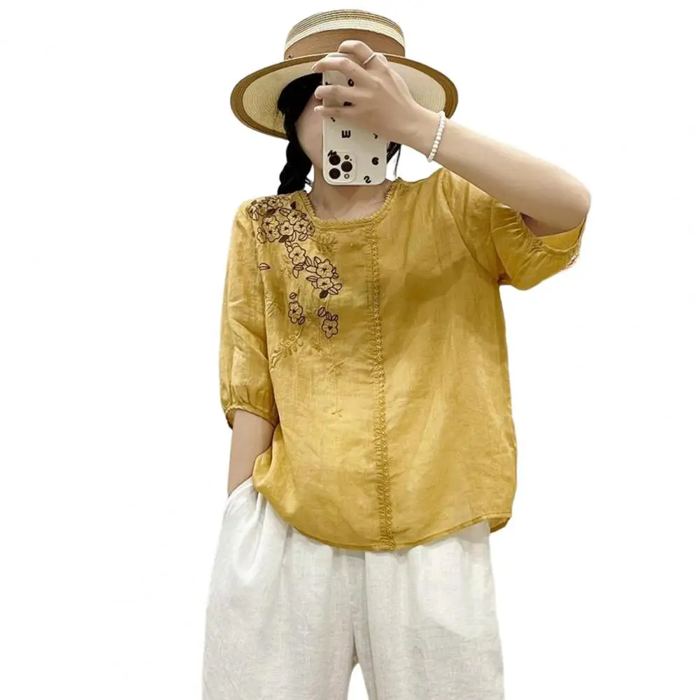 Женский свободный топ с вышивкой и цветочным принтом
Женский свободный топ с вышивкой и цветочным принтом