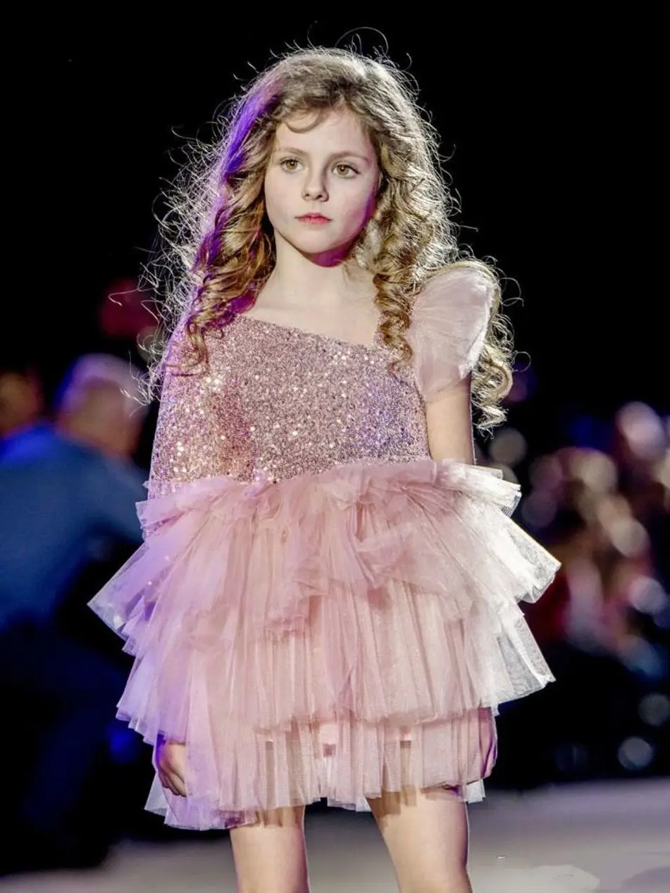 New Sequined Flower Girls Dresses One Shoulder Sequins Tiered Ruffles Girls Pageant Gowns Beach Birthday Party Celebration
New Sequined Flower Girls Dresses One Shoulder Sequins Tiered Ruffles Girls Pageant Gowns Beach Birthday Party Celebration