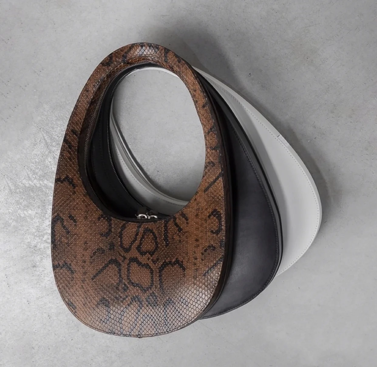 Creative Design Snake Pattern Circular Handbag Handmade Three-Dimensional Half-Moon Bag Women Party Shoulder Underarm Clutch Bag
Creative Design Snake Pattern Circular Handbag Handmade Three-Dimensional Half-Moon Bag Women Party Shoulder Underarm Clutch Bag