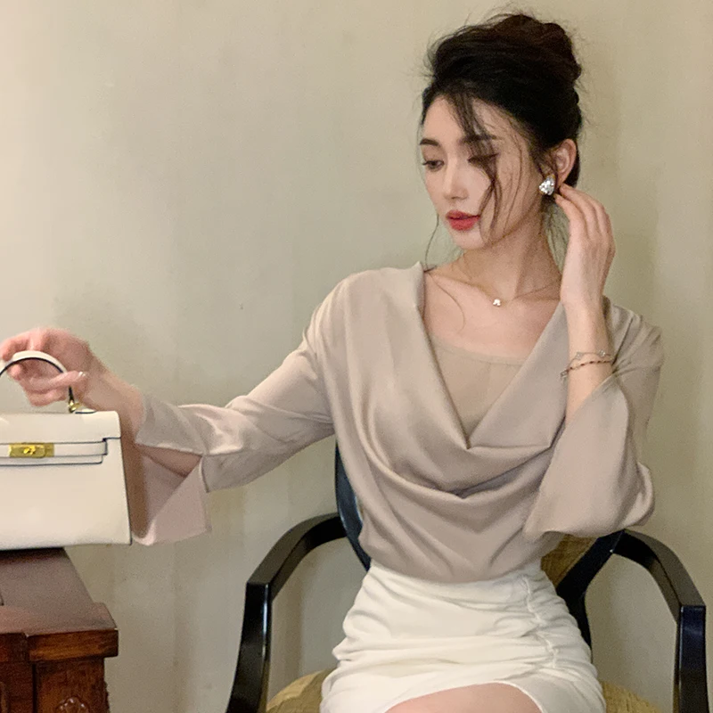 Satin Women's Shirts New Silk Solid Casual Blouses Loose Spring/Summer V-Neck Ladies Clothing FASHION Long Sleeves Tops
Satin Women's Shirts New Silk Solid Casual Blouses Loose Spring/Summer V-Neck Ladies Clothing FASHION Long Sleeves Tops