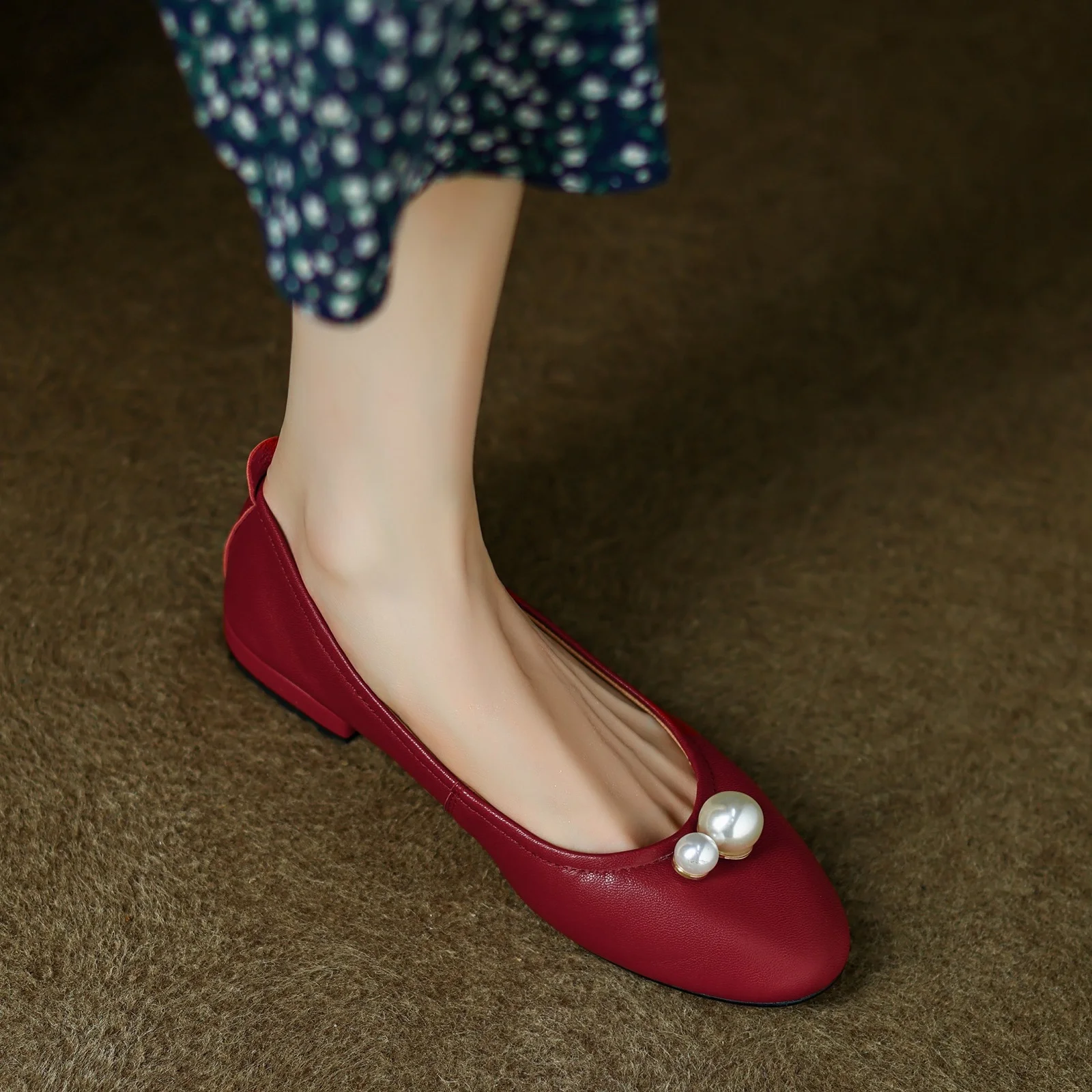 Cowhide Soft Simple Loafers Slip On Woman Ballet Shoes With Pearls Women Flats Round Toe Walk Footwear Basic Style Women Flats
Cowhide Soft Simple Loafers Slip On Woman Ballet Shoes With Pearls Women Flats Round Toe Walk Footwear Basic Style Women Flats