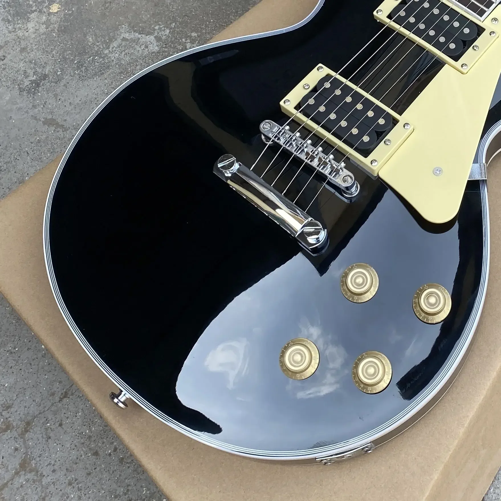 

Custom Black electric guitar with white binding ,rosewood fingerboard, chrome hardware，High quality pickup，free shipping