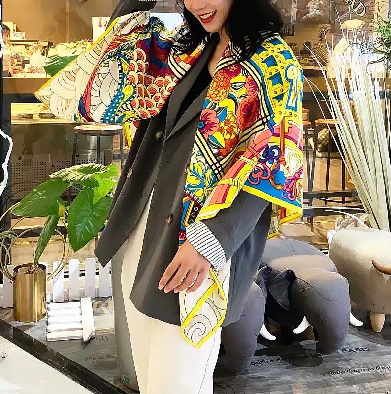 New European and American fashion vintage animal world printing Shawl lady twill Big square scarf family party Mother Gifts
New European and American fashion vintage animal world printing Shawl lady twill Big square scarf family party Mother Gifts