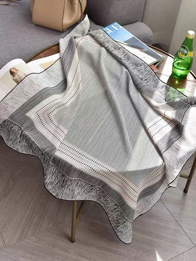 Luxury brand France Hem Rolled bandannas Twill Scarfs 90*90cm Women Spring Summer Scarfs for Hair Neck Shawls Handkerchief
Luxury brand France Hem Rolled bandannas Twill Scarfs 90*90cm Women Spring Summer Scarfs for Hair Neck Shawls Handkerchief