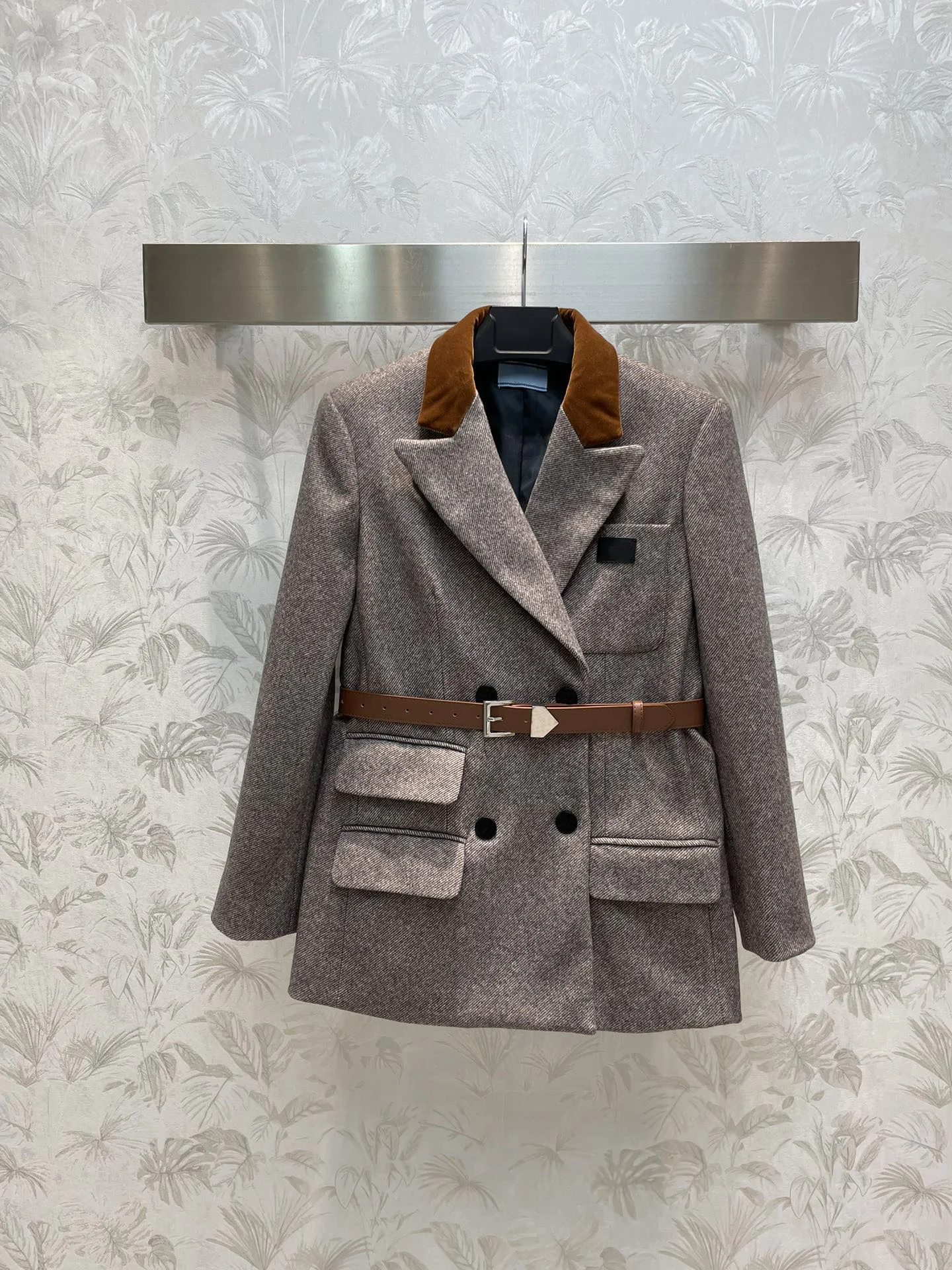 2023 Early autumn new, color contrast vintage corduroy mid-length suit coat, great temperament, hide meat and lean,
2023 Early autumn new, color contrast vintage corduroy mid-length suit coat, great temperament, hide meat and lean,