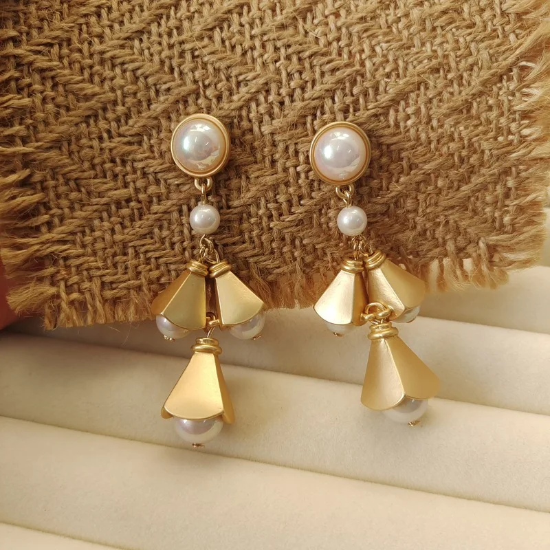 Designer INS matte gold flower tassel elegant luxury long banque stud earrings for women
Designer INS matte gold flower tassel elegant luxury long banque stud earrings for women