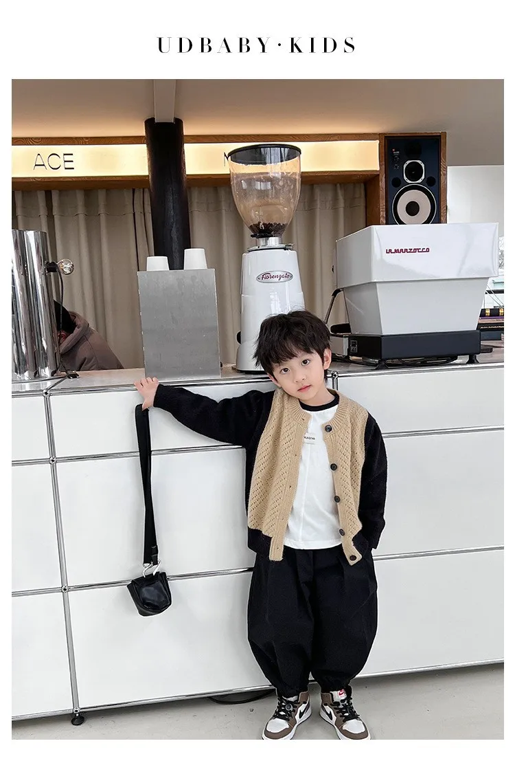 

Корейский весенне-осенний Детский кардиган для мальчиков 2024, вязаное Свободное пальто в стиле пэчворк, стрейчевая одежда для маленьких мальчиков с открытым стежком