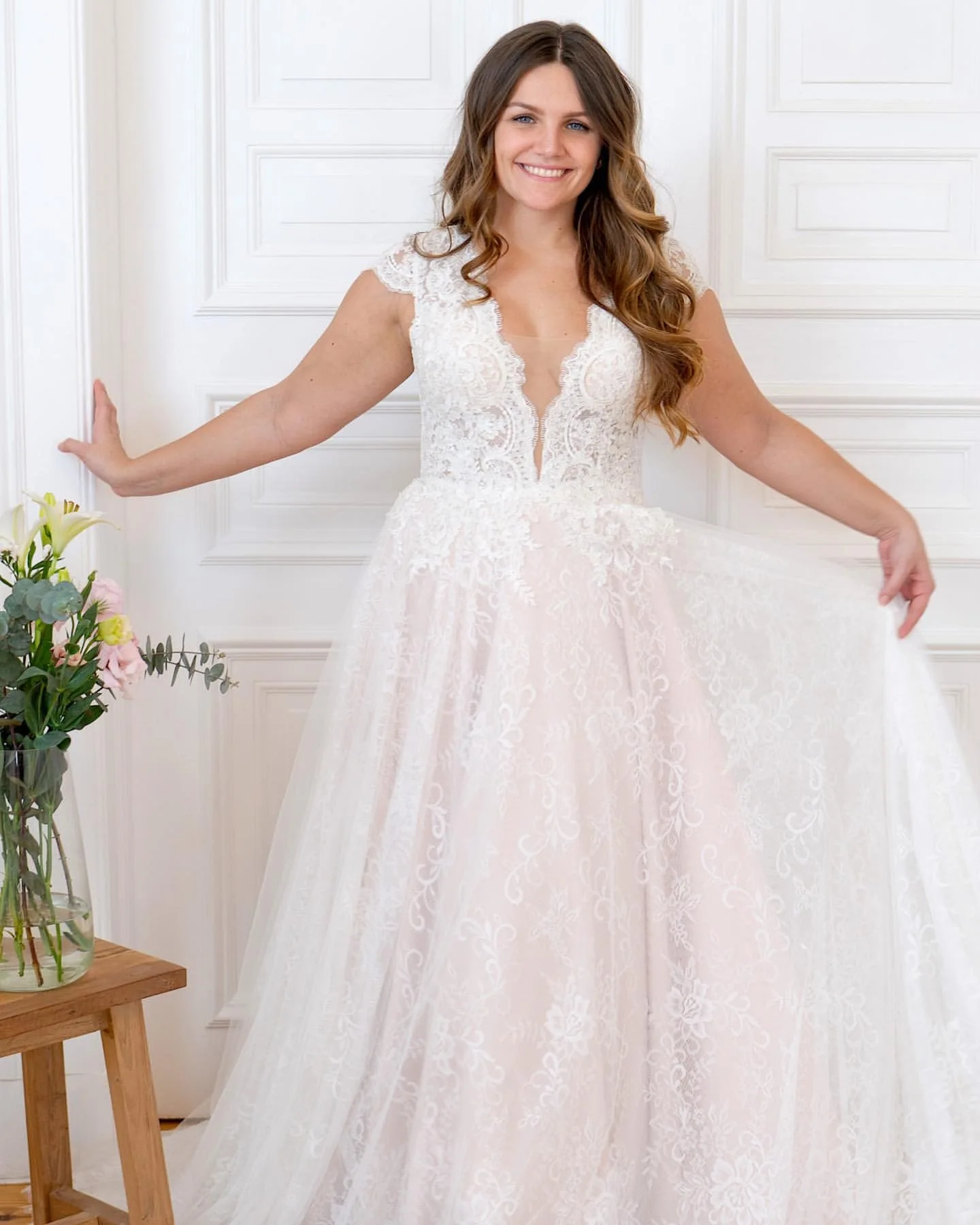 

2023 Plus Size Country Garden A-line Ivory Deep V-neck Lace Wedding Dress Sexy Bridal Gowns Dresses vestido de novia ZJ017