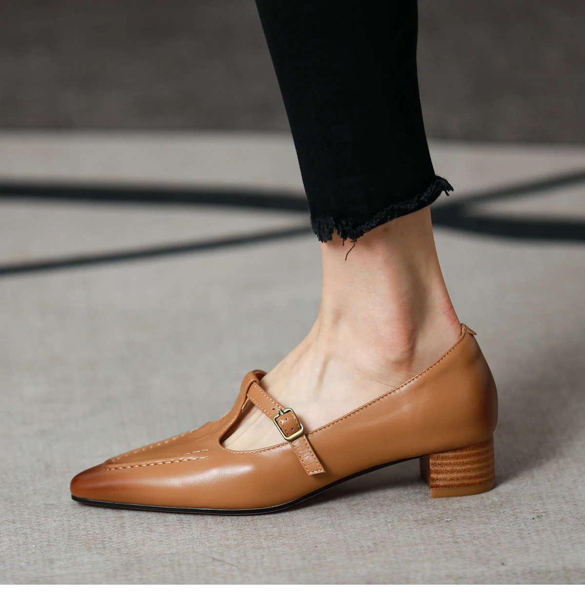 Elegant Simple Shoes On Heel 3.5 CM French Style Cowhide Pumps Women's Shoes Retro Cozy Med Heels Spring Autumn Buckle Pumps
Elegant Simple Shoes On Heel 3.5 CM French Style Cowhide Pumps Women's Shoes Retro Cozy Med Heels Spring Autumn Buckle Pumps