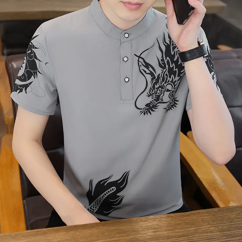 Men's Summer Stand-up Collar Short-sleeved POLO Shirt Chinese Dragon Print Ice Silk No Elastic Korean Version Slim T-shirt
Men's Summer Stand-up Collar Short-sleeved POLO Shirt Chinese Dragon Print Ice Silk No Elastic Korean Version Slim T-shirt