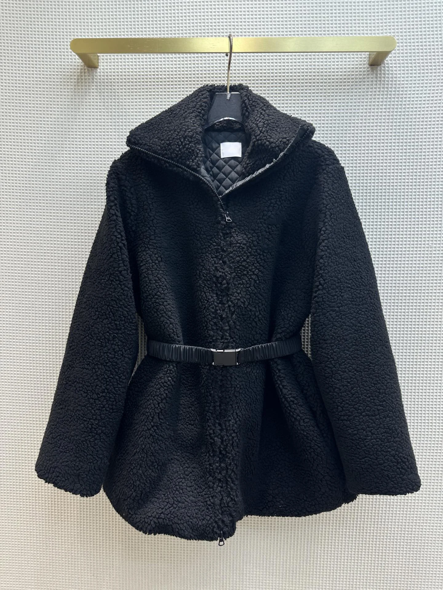 Autumn and winter new, lapel granule plush coat, thick winter atmosphere, easy to hide meat, very warm
Autumn and winter new, lapel granule plush coat, thick winter atmosphere, easy to hide meat, very warm