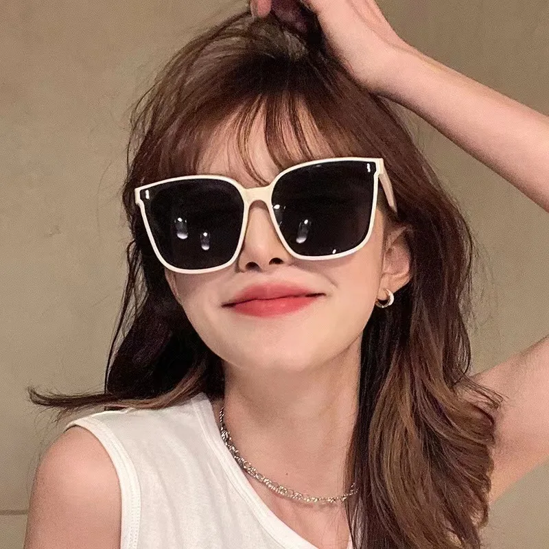 Солнцезащитные очки для женщин солнцезащитные европейские и американские модные солнцезащитные очки с большой оправой для мужчин Ins Tide светильник и удобные
Солнцезащитные очки для женщин солнцезащитные европейские и американские модные солнцезащитные очки с большой оправой для мужчин Ins Tide светильник и удобные