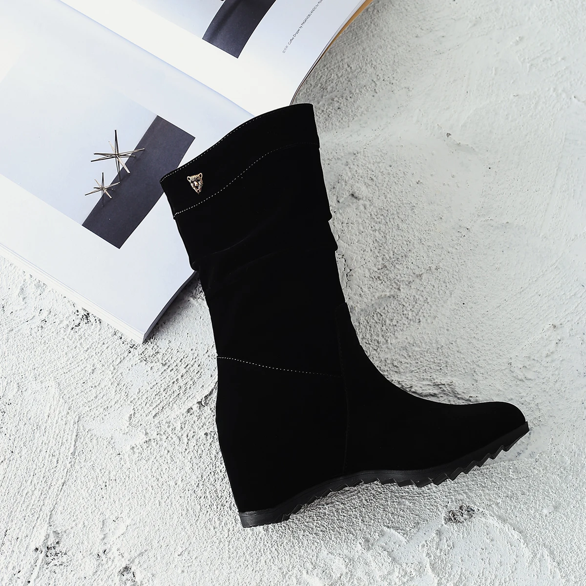Frosted Flock Wedge Heel Warm Plush Lining Slip-On Women's Mid Length Boots Minimalist Style Velvet Cheap Boots
Frosted Flock Wedge Heel Warm Plush Lining Slip-On Women's Mid Length Boots Minimalist Style Velvet Cheap Boots