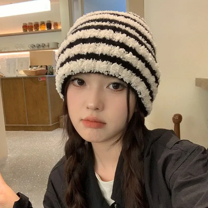 Korean Autumn and Winter Versatile Striped Knitted Hat Women‘s Street Fashion Warm Ear Protection Plush Skull Beanie Hats
Korean Autumn and Winter Versatile Striped Knitted Hat Women‘s Street Fashion Warm Ear Protection Plush Skull Beanie Hats