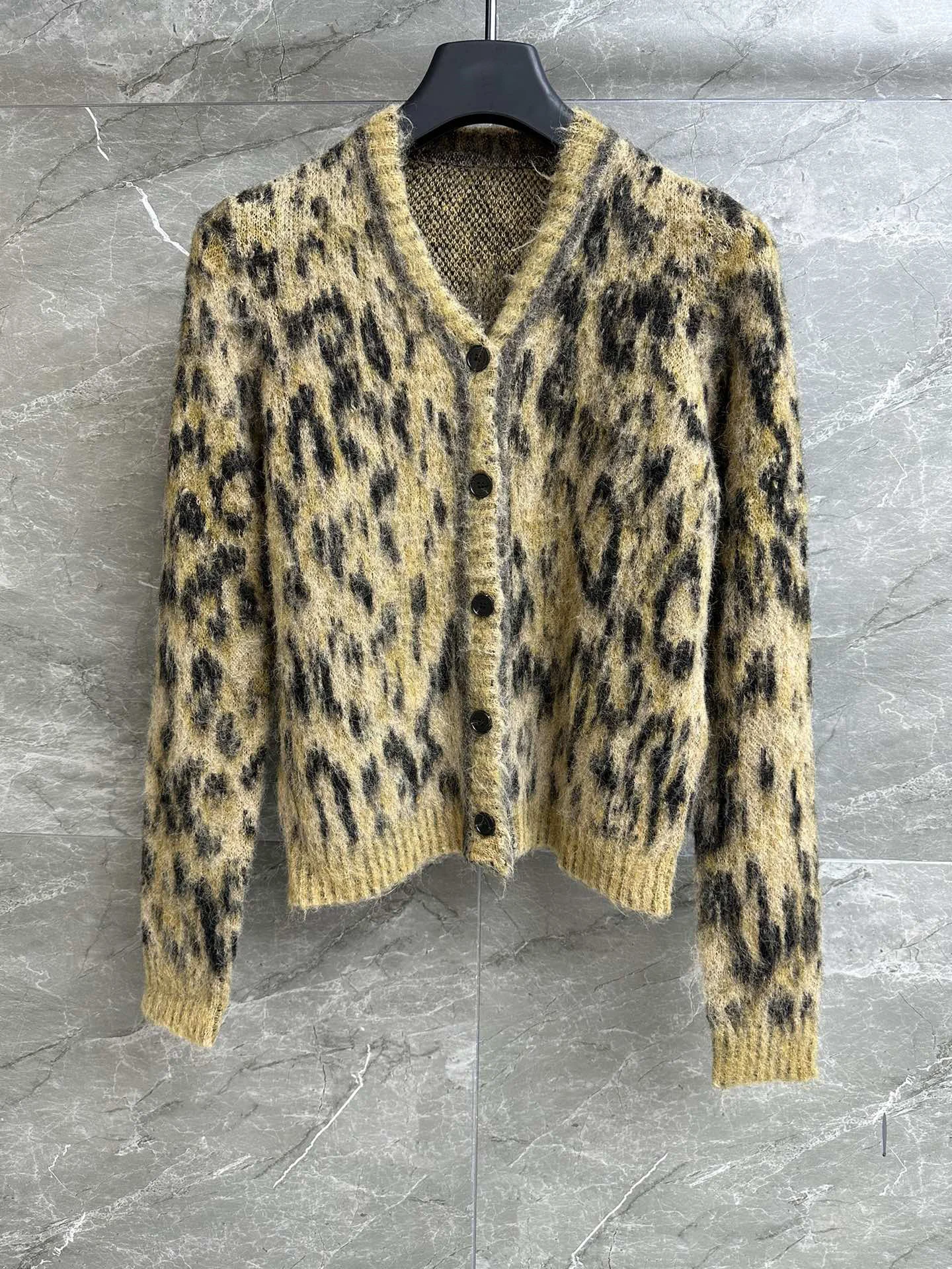 2023Leopard print cardigan temperament V-neck neckline adopts leopard print elements as a whole stylish elegant and playful
2023Leopard print cardigan temperament V-neck neckline adopts leopard print elements as a whole stylish elegant and playful
