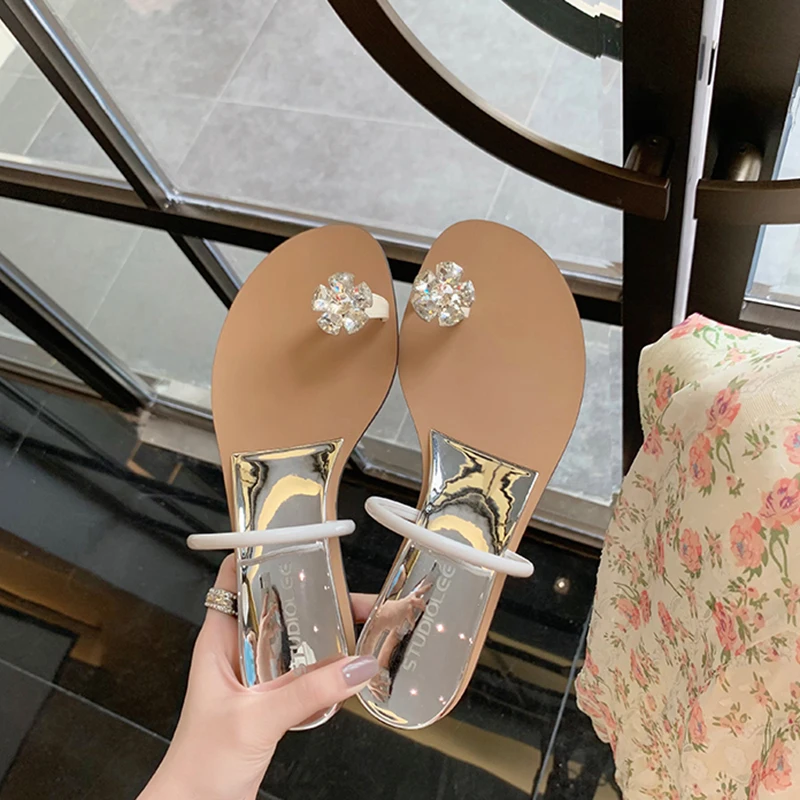 Сланцы женские на плоской подошве, резиновые шлепанцы, Низкие Модные, Гавайские блестящие, роскошные базовые, из искусственной кожи, лето 2022 
Сланцы женские на плоской подошве, резиновые шлепанцы, Низкие Модные, Гавайские блестящие, роскошные базовые, из искусственной кожи, лето 2022