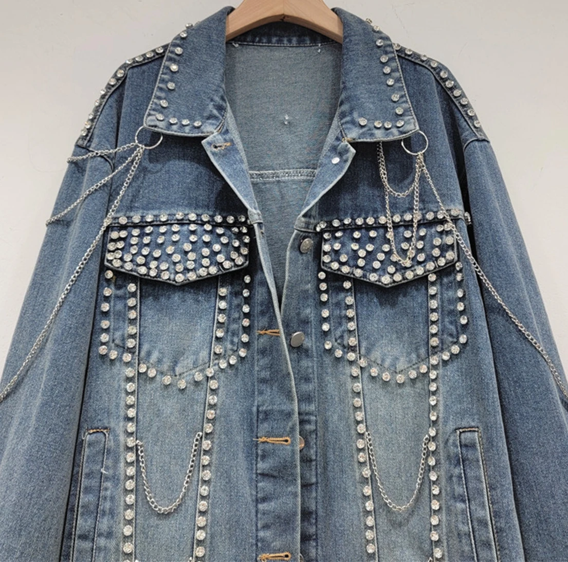 High-end Streetwear Chain Rhinestone Denim Jacket Women 2023 Autumn New Fashion Lapel Single Breasted Coat Trendy Jeans Jacket
High-end Streetwear Chain Rhinestone Denim Jacket Women 2023 Autumn New Fashion Lapel Single Breasted Coat Trendy Jeans Jacket