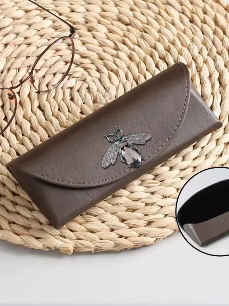 Eyewear Cases Strong Stylish with Anti-Pressure Build - Initial Decor Gold and Diamonds
Eyewear Cases Strong Stylish with Anti-Pressure Build - Initial Decor Gold and Diamonds