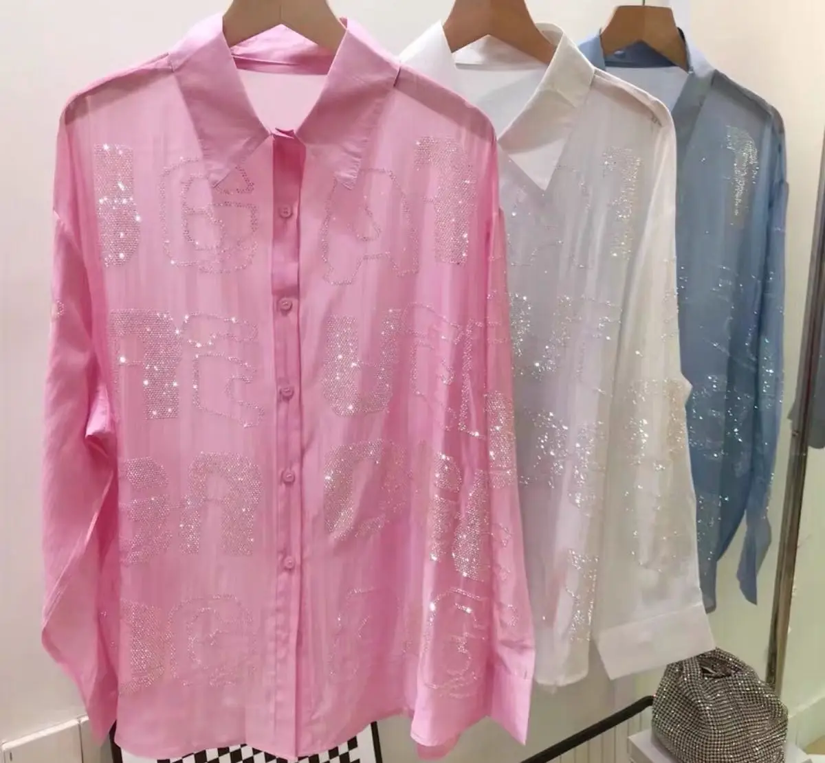 Shinning Letters Hot Drilling Diamond Long Sleeve Shirt Blouse Women's Style Sunscreen Top 2023 Summer New Fashion
Shinning Letters Hot Drilling Diamond Long Sleeve Shirt Blouse Women's Style Sunscreen Top 2023 Summer New Fashion