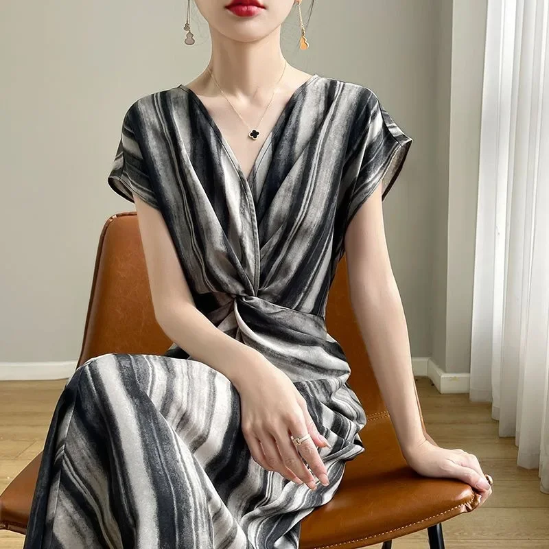 High-quality Temperament Vinegar Satin Women New V-neck Lace-up Dress Loose Slim Design Waist-over-knee Short Sleeved Dresses
High-quality Temperament Vinegar Satin Women New V-neck Lace-up Dress Loose Slim Design Waist-over-knee Short Sleeved Dresses