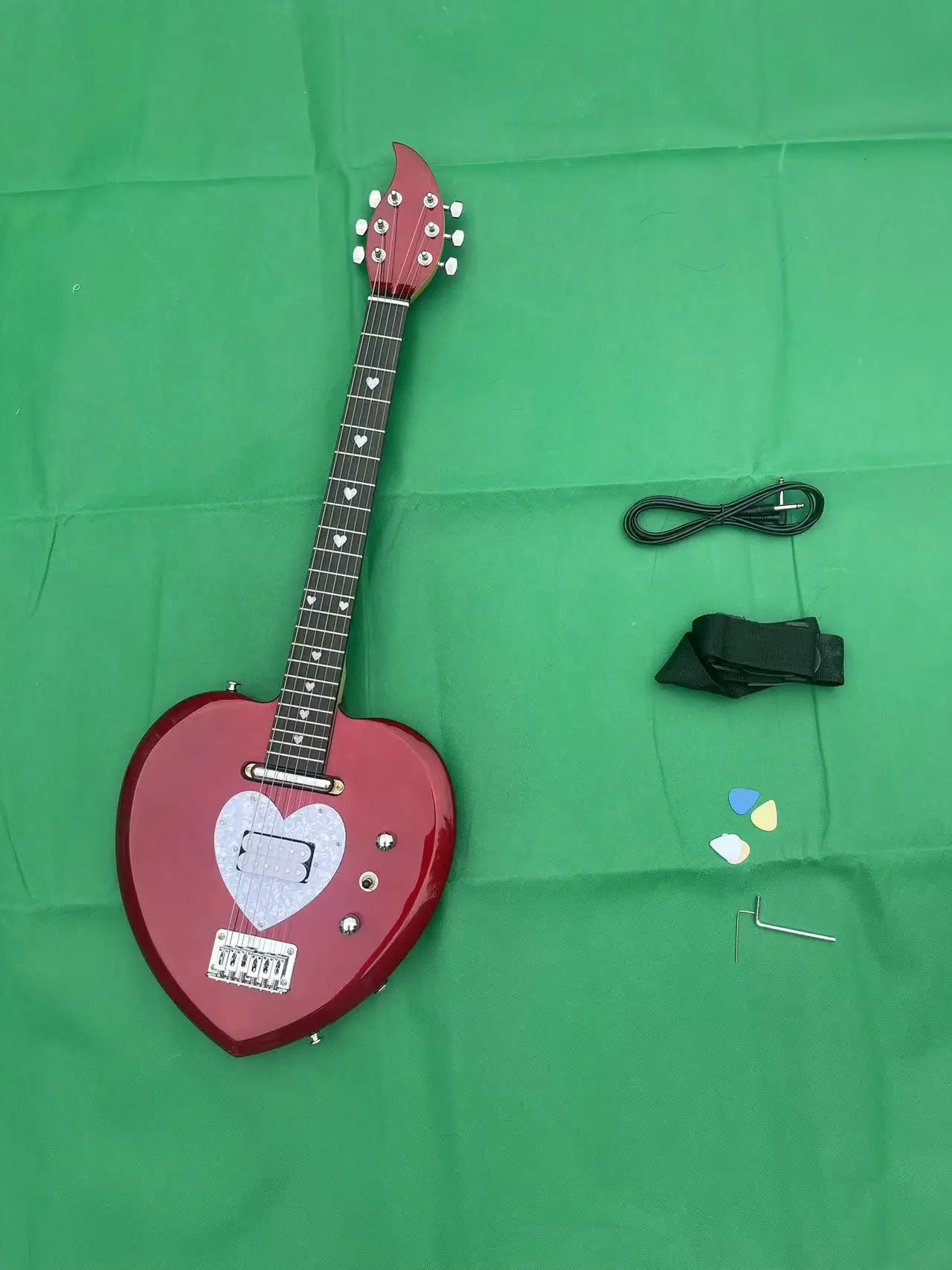 Factory direct sales of metal heart-shaped electric guitars, high-end pickups, mahogany fingerboards, mahogany body free shippin
Factory direct sales of metal heart-shaped electric guitars, high-end pickups, mahogany fingerboards, mahogany body free shippin