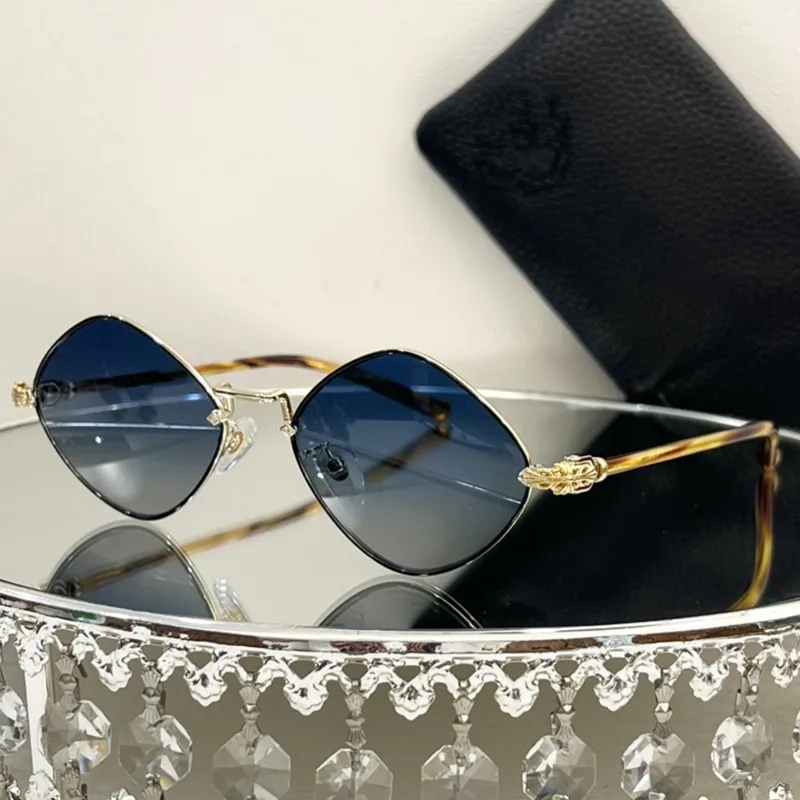 Retro and Unique Sunglasses for Women 2024 Brand Designer Diamond Sunglasses for Women Small Frame Glasses Fashion Products
Retro and Unique Sunglasses for Women 2024 Brand Designer Diamond Sunglasses for Women Small Frame Glasses Fashion Products
